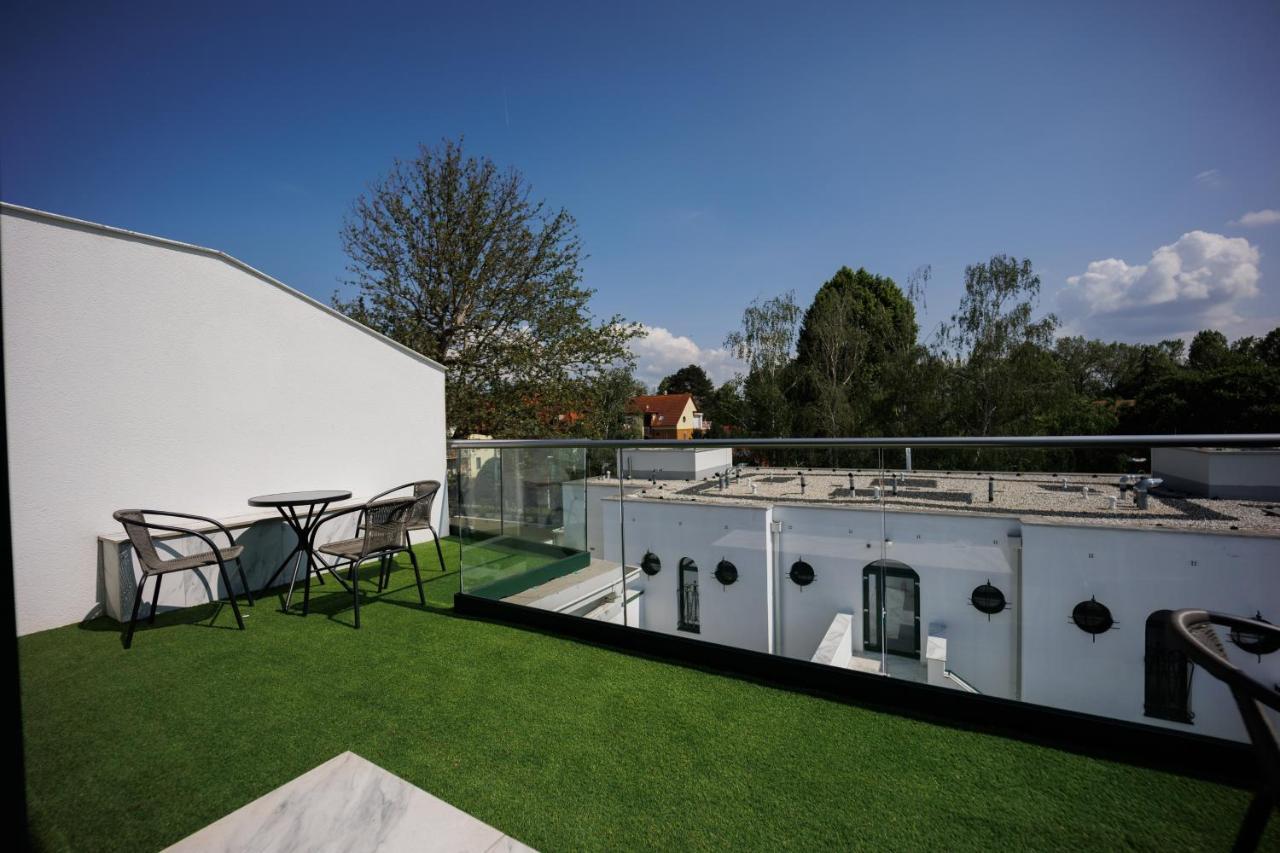 Villa Bauhaus Wellness Apartments 207 - Petiteplage Siofok Bagian luar foto